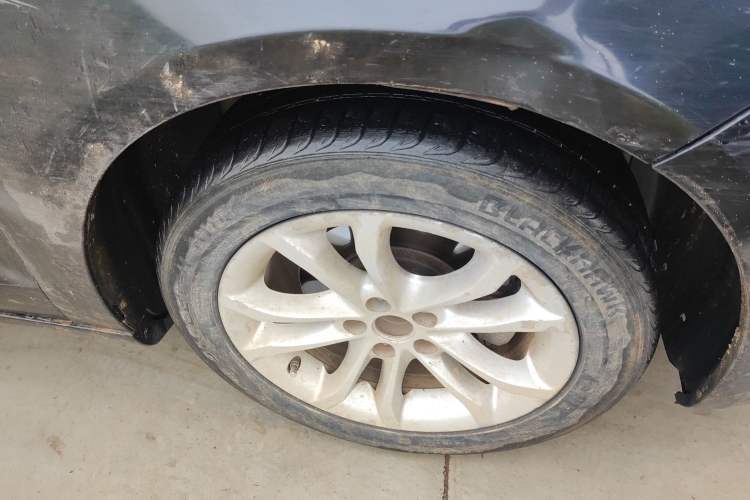 Used Brilliance H530 2011 1.6L Manual Luxury Model Right Front Wheel Hub