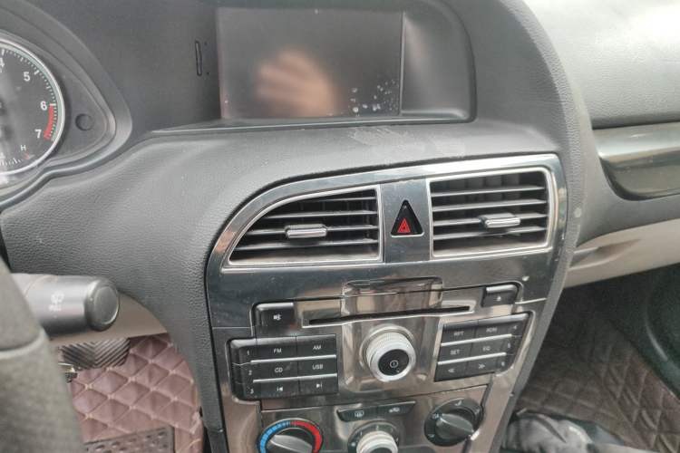 Used Brilliance H530 2011 1.6L Automatic Comfort Edition Audio And AC Panel