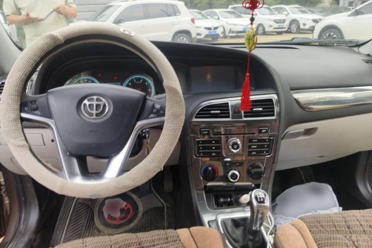 Used Brilliance H530 2011 1.6L Manual Comfort Version Center Console