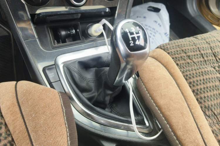 Used Brilliance H530 2011 1.6L Manual Comfort Version Gear Lever