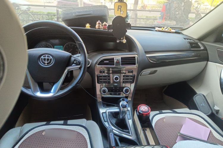 Used Brilliance H530 2011 1.6L Manual Luxury Model Center Console