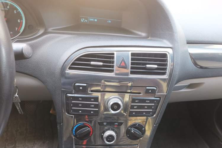 Used Brilliance H530 2011 1.6L Manual Comfort Version Audio And AC Panel