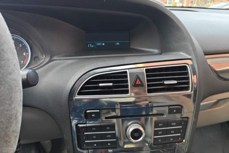 Used Brilliance H530 2011 1.6L Automatic Comfort Edition Audio And AC Panel
