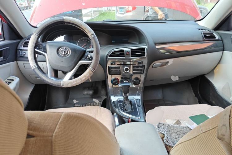 Used Brilliance H530 2011 1.6L Automatic Comfort Edition Center Console