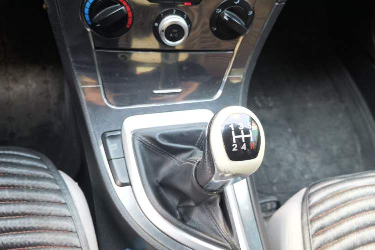 Used Brilliance H530 2011 1.6L Manual Comfort Version Gear Lever