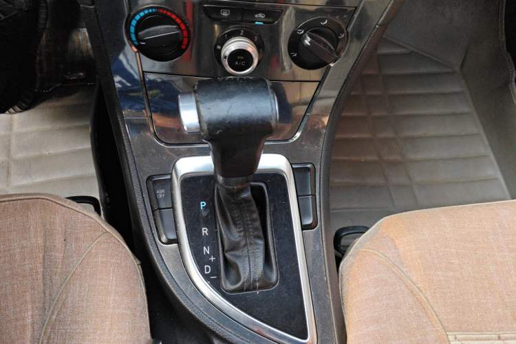 Used Brilliance H530 2011 1.6L Automatic Comfort Edition Gear Lever