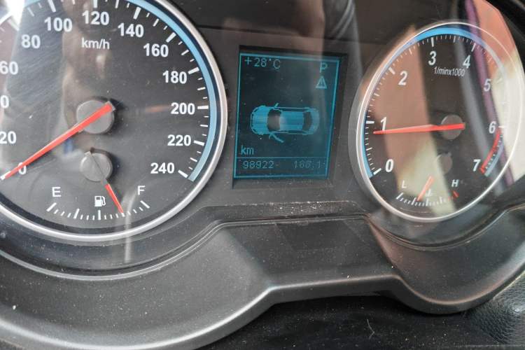 Used Brilliance H530 2011 1.6L Automatic Comfort Edition Odometer Close Up