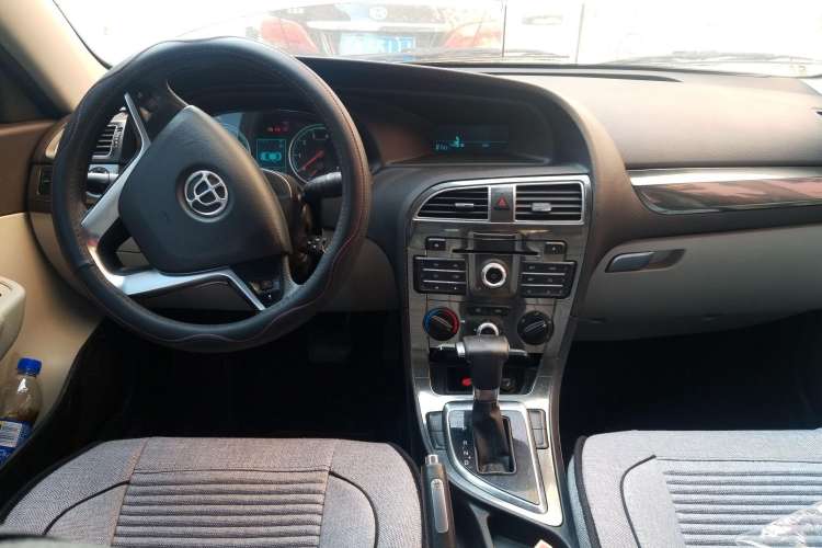 Used Brilliance H530 2011 1.6L Automatic Comfort Edition Center Console