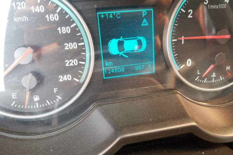 Used Brilliance H530 2011 1.6L Automatic Comfort Edition Odometer Close Up