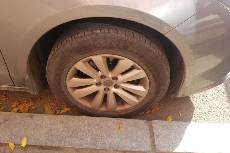 Used Brilliance H530 2011 1.6L Automatic Comfort Edition Right Front Wheel Hub
