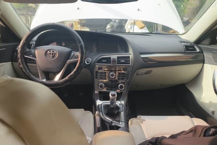 Used Brilliance H530 2011 1.6L Manual Luxury Model Center Console