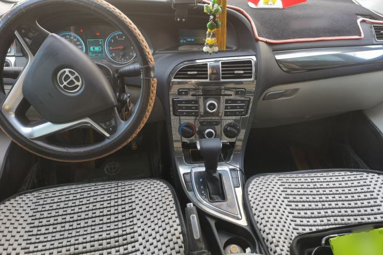 Used Brilliance H530 2011 1.6L Automatic Comfort Edition Center Console