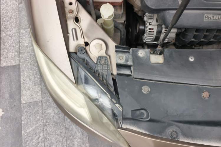 Used Brilliance H530 2011 1.6L Automatic Luxury Version Engine Bay Right