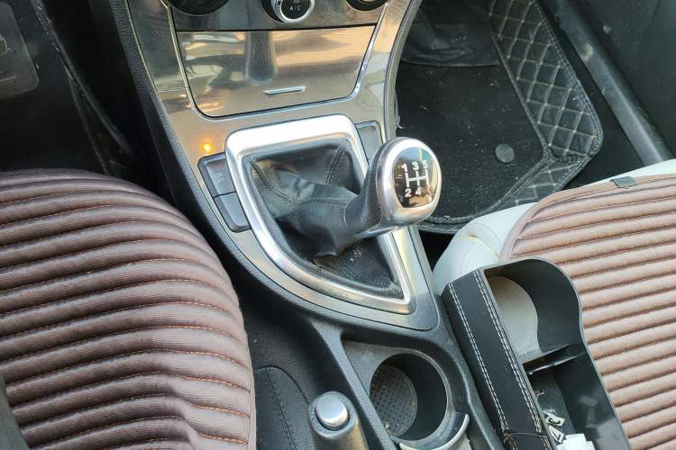 Used Brilliance H530 2011 1.6L Manual Comfort Version Gear Lever