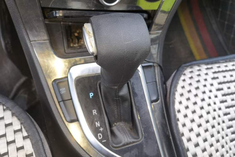 Used Brilliance H530 2011 1.6L Automatic Comfort Edition Gear Lever