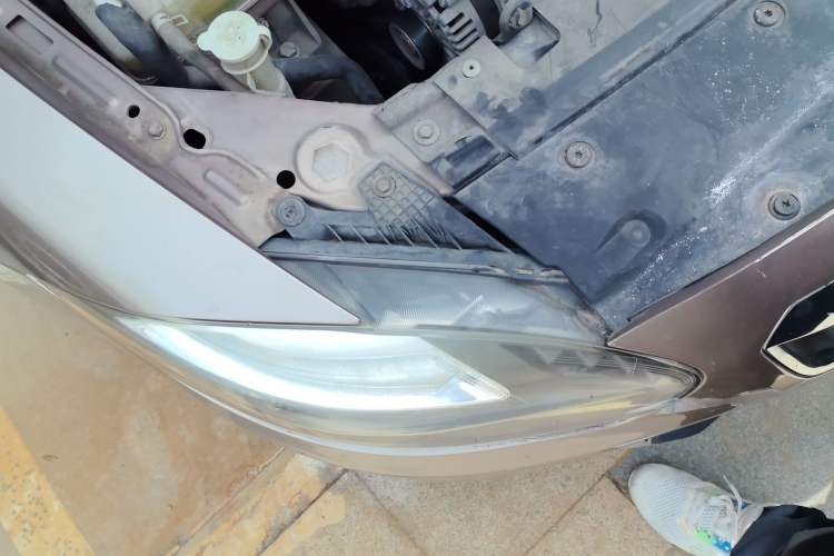 Used Brilliance H530 2011 1.6L Manual Luxury Model Right Front Headlight