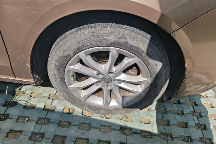 Used Brilliance H530 2011 1.6L Manual Luxury Model Right Front Wheel Hub