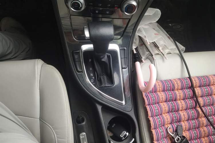 Used Brilliance H530 2012 1.6L Automatic Comfort with Sunroof Gear Lever