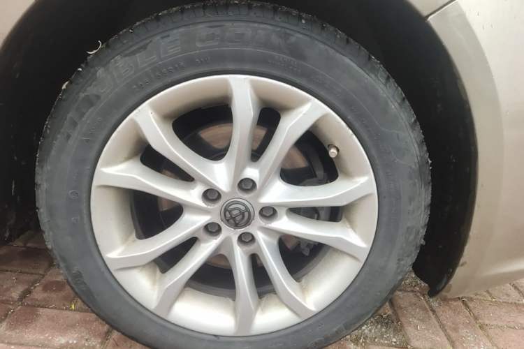 Used Brilliance H530 2012 1.6L Automatic Comfort with Sunroof Right Front Wheel Hub