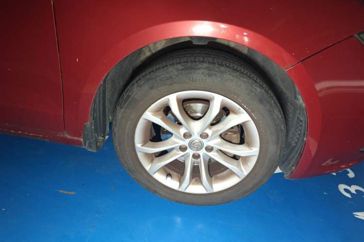 Used Brilliance H530 2012 1.6L Automatic Smart Version Right Front Wheel Hub