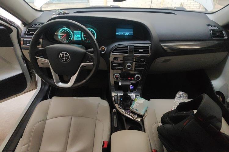 Used Brilliance H530 2012 1.6L Automatic Comfort with Sunroof Center Console