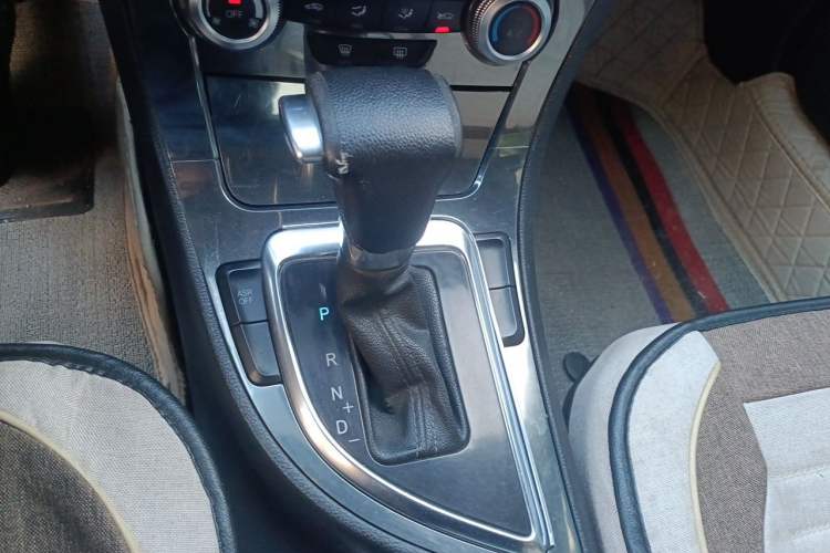 Used Brilliance H530 2012 1.6L Automatic Comfort with Sunroof Gear Lever