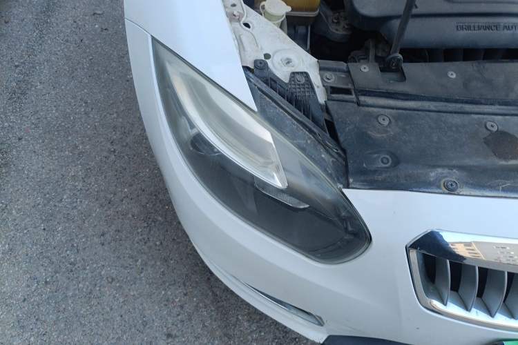 Used Brilliance H530 2012 1.6L Automatic Comfort with Sunroof Right Front Headlight