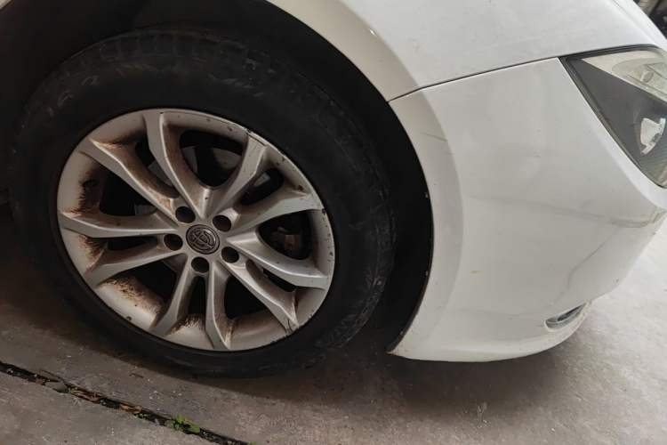 Used Brilliance H530 2012 1.6L Automatic Comfort with Sunroof Right Front Wheel Hub