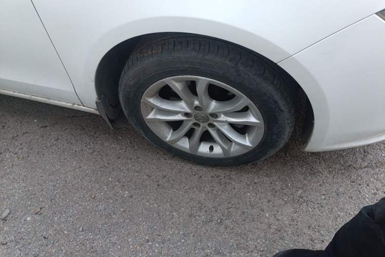 Used Brilliance H530 2012 1.6L Automatic Comfort with Sunroof Right Front Wheel Hub