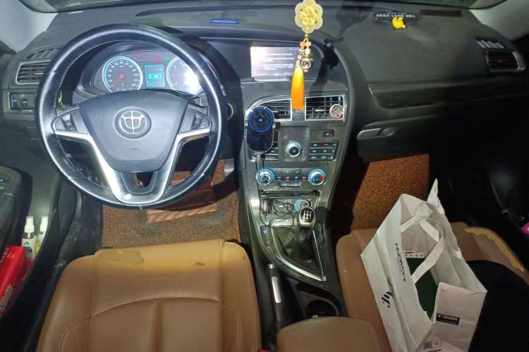 Used Brilliance H530 2014 1.6L Manual Luxury Model Center Console