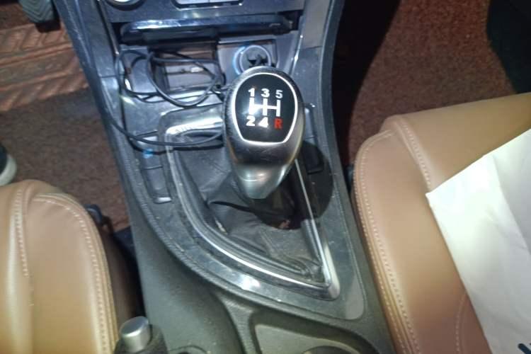 Used Brilliance H530 2014 1.6L Manual Luxury Model Gear Lever