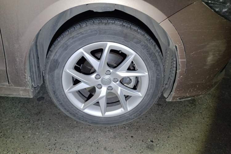 Used Brilliance H530 2014 1.6L Manual Luxury Model Right Front Wheel Hub