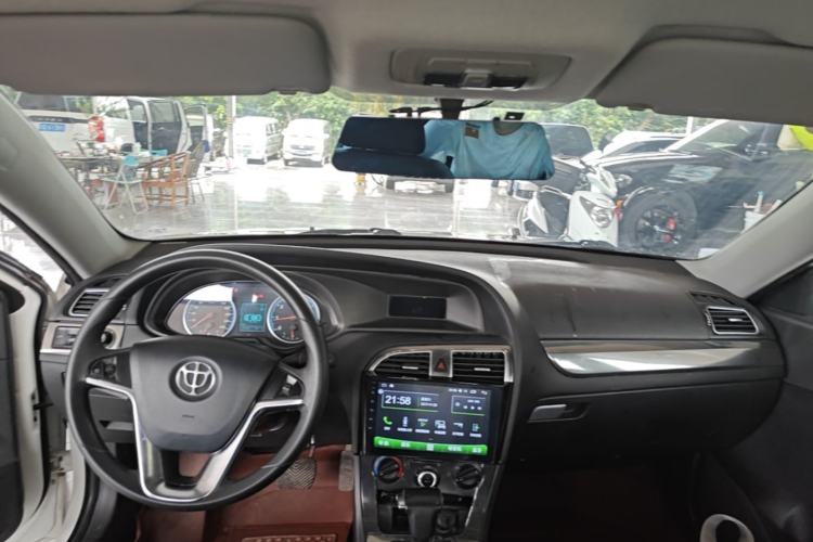 Used Brilliance H530 2014 1.6L Automatic Comfort Model Center Console