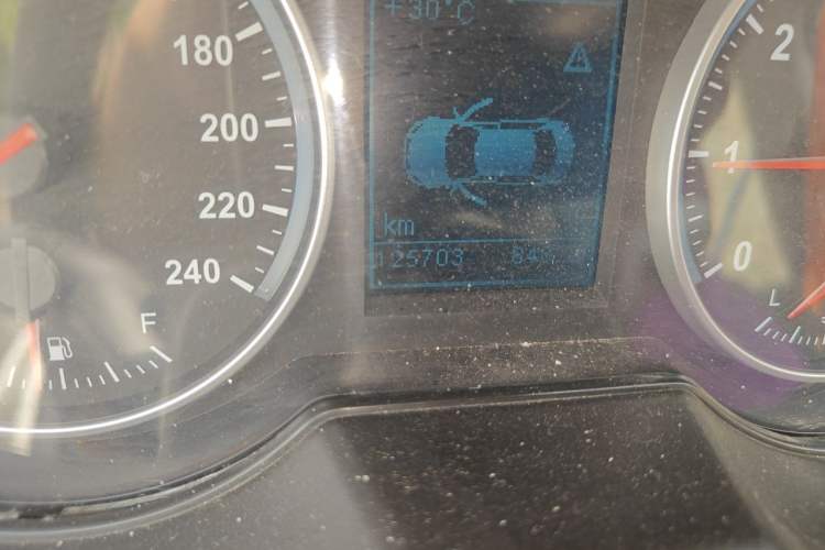 Used Brilliance H530 2014 1.6L Manual Luxury Model Odometer Close Up