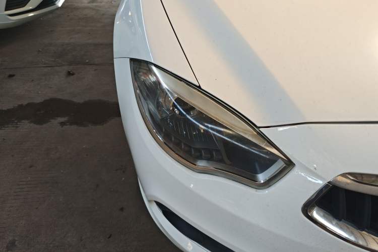 Used Brilliance H530 2014 1.6L Automatic Comfort Model Right Front Headlight