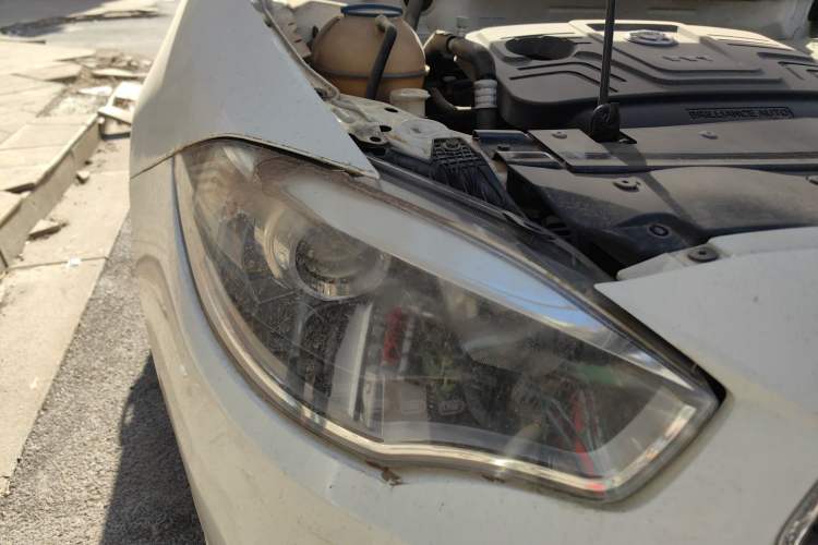 Used Brilliance H530 2014 1.6L Manual Luxury Model Right Front Headlight