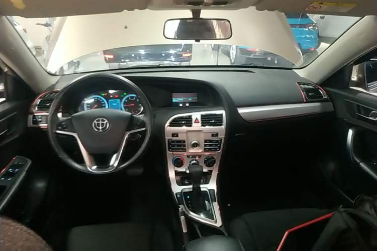 Used Brilliance H530 2017 1.6L Automatic Comfort Model Center Console
