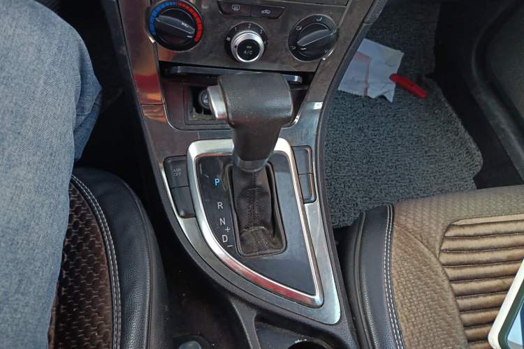 Used Brilliance H530 2017 1.6L Automatic Comfort Model Gear Lever