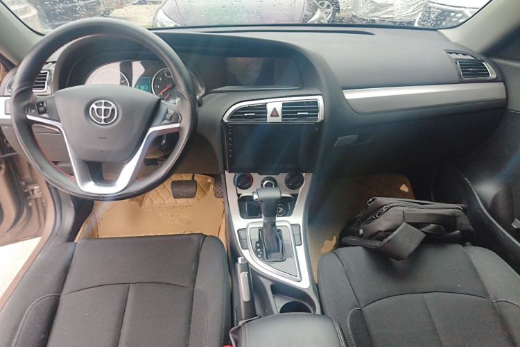 Used Brilliance H530 2017 1.6L Automatic Comfort Model Center Console