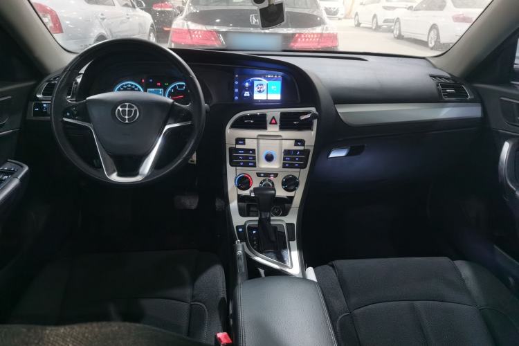 Used Brilliance H530 2017 1.6L Automatic Comfort Model Center Console