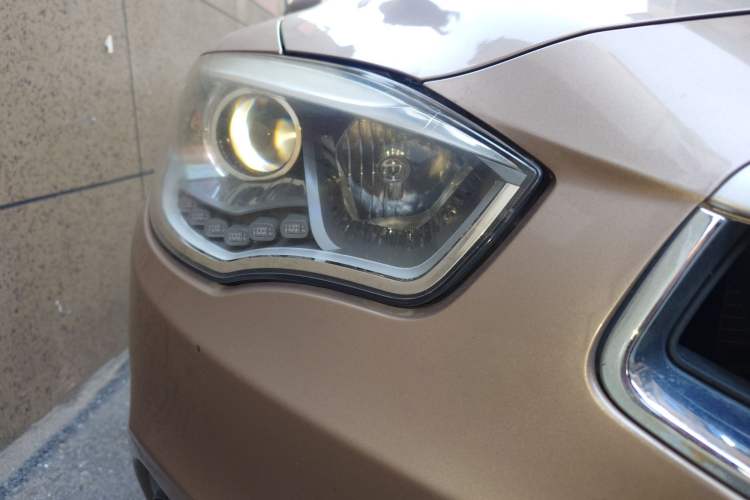 Used Brilliance H530 2017 1.6L Automatic Comfort Model Right Front Headlight