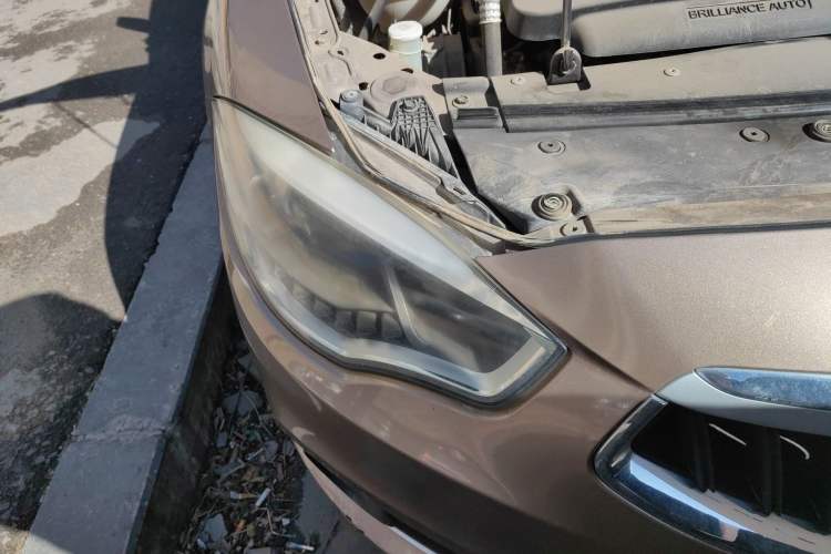 Used Brilliance H530 2017 1.6L Automatic Comfort Model Right Front Headlight