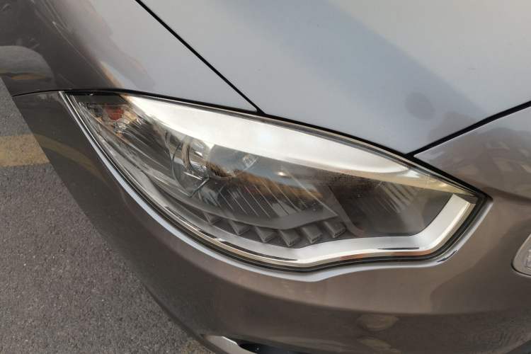 Used Brilliance H530 2017 1.6L Automatic Comfort Model Right Front Headlight