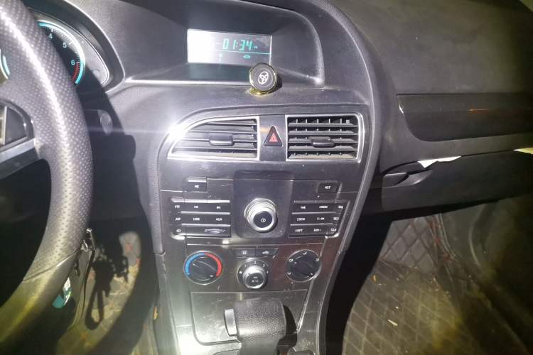 Used Brilliance H530 2017 1.6L Automatic Comfort Model Audio And AC Panel