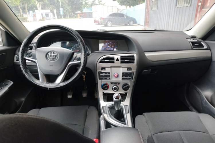 Used Brilliance H530 2017 1.6L Manual Comfort Model Center Console