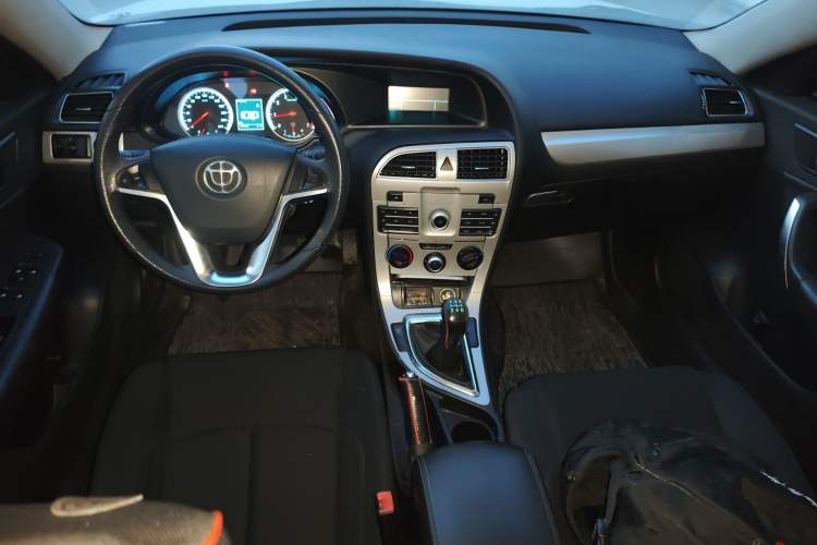 Used Brilliance H530 2017 1.6L Manual Comfort Model Center Console