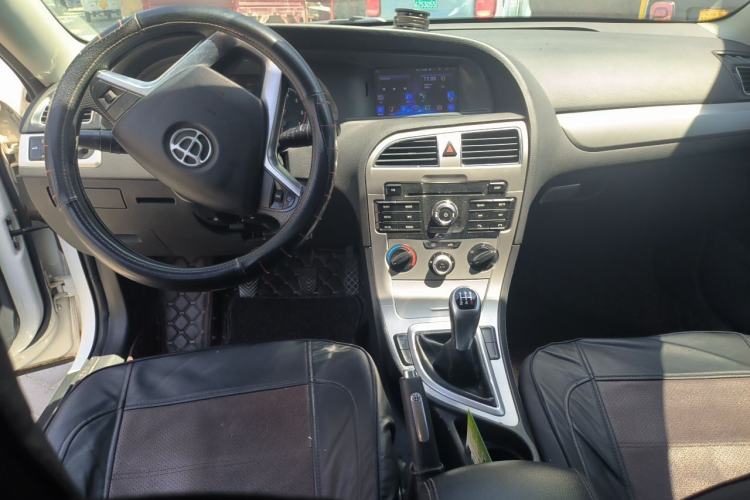 Used Brilliance H530 2017 1.6L Manual Comfort Model Center Console
