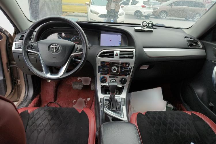 Used Brilliance H530 2017 1.6L Automatic Comfort Model Center Console