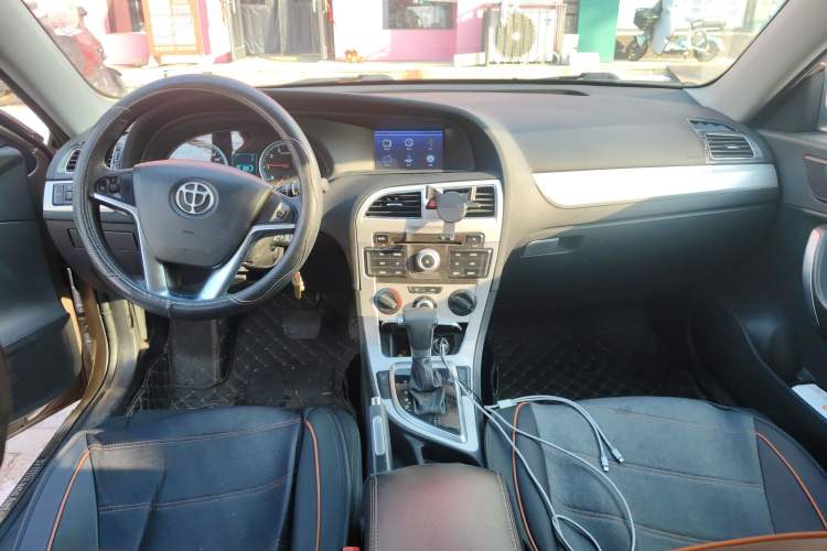 Used Brilliance H530 2017 1.6L Automatic Comfort Model Center Console