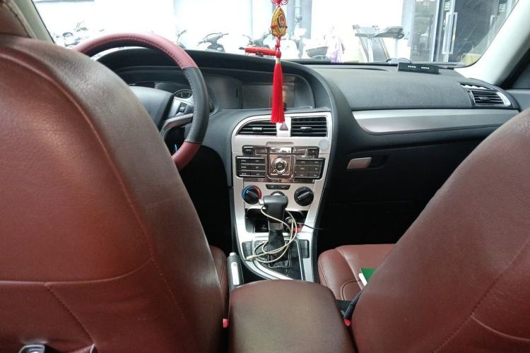 Used Brilliance H530 2017 1.6L Automatic Comfort Model Center Console